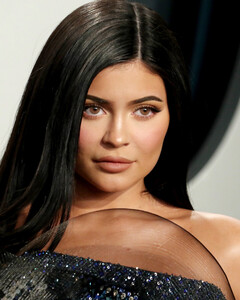 Кайли Дженнер неправильно разрезала торт и вызвала бурю обсуждений