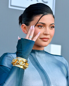 Кайли Дженнер всё ещё не готова назвать имя своего 7-месячного сына