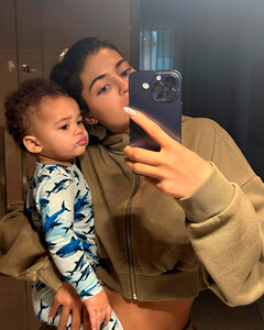 Не Вулфи: Кайли Дженнер поделилась фотографиями сына и наконец-то раскрыла его имя