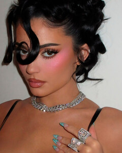 Она ещё и поёт: Кайли Дженнер записала песню с группой Terror Jr