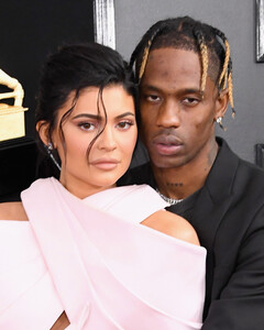 Кайли Дженнер и Трэвис Скотт стали родителями во второй раз