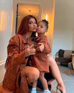 Кайли Дженнер отпраздновала День матери милыми фотографиями малышки Сторми