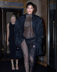 Дерзкий выход: беременная Кайли Дженнер появилась на публике в прозрачном кружевном комбинезоне