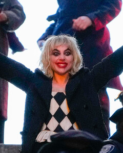 Леди Гагу застали с жуткой улыбкой и клоунским гримом на лице