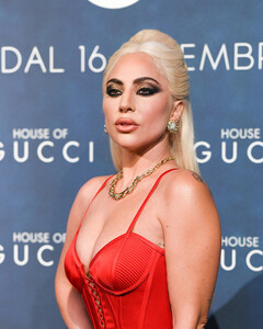 Во время съёмок фильма «Дом Gucci» рядом с Леди Гагой находился психиатр