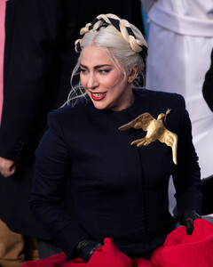 Теперь можно купить брошь как у Леди Гаги с церемонии инаугурации Джо Байдена