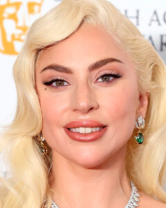 Стрижка или парик? Леди Гага удивила своим кардинальным преображением в видео для TikTok