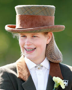 Королевский эксперт: «Любимая внучка королевы леди Луиза может взять на себя её обязанности»