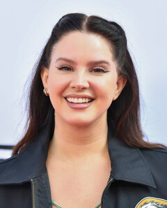 Лана Дель Рей отложила дату релиза своего 9-го альбома, но поделилась треклистом