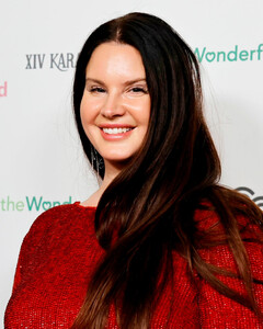 Редко, но метко: Лана Дель Рей порадовала своим появлением в мини-платье