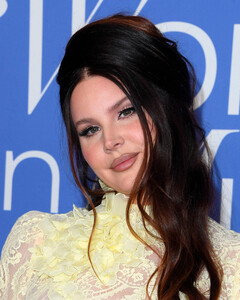 Новый альбом Ланы Дель Рей стал самым продаваемым виниловым релизом года