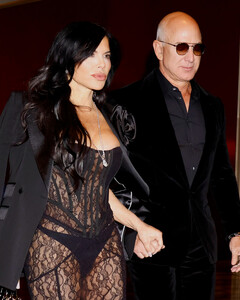 Пара в чёрном: Лорен Санчес и Джефф Безос зажгли вместе в Милане