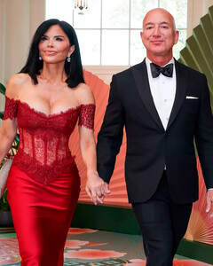 Лорен Санчес выбрала откровенное платье с корсетом для ужина в Белом доме