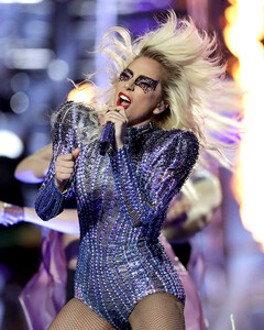 Леди Гага, Билли Айлиш и Элтон Джон выступят на благотворительном онлайн-концерте