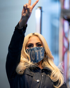 Леди Гага попросила Дональда Трампа мирно признать поражение