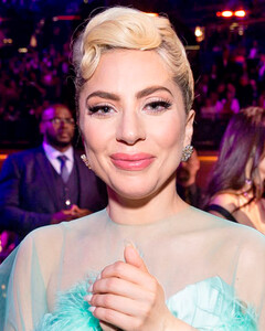 «Я бросила курить, и вы бросайте!» Леди Гага рассказала об отказе от вредной привычки