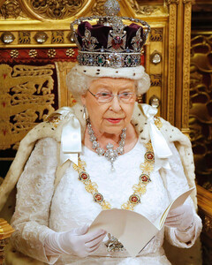 Ошибки прошлого: стало известно о письме, в котором был описан роман отца Елизаветы II с замужней дамой