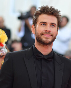 Лиам Хемсворт впервые вышел в свет с моделью, с которой встречается полтора года