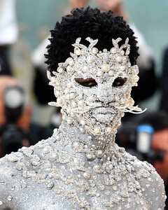 Пэт МакГрат 9 часов клеила кристаллы на Lil Nas X, чтобы он стал похож на кошку Лагерфельда для Met Gala 2023