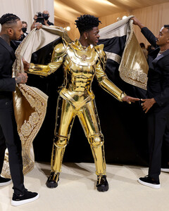 Lil Nas X трижды переоделся во время Met Gala, и каждый раз выглядел всё эпатажнее
