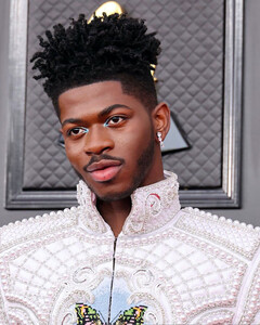 Берём на заметку: Lil Nas X на красной дорожке «Грэмми» показал, как носить яркую подводку