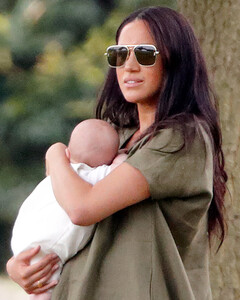 Меган и Гарри поделились фото новорождённой дочери