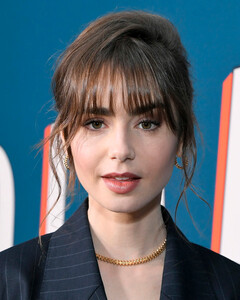 Лили Коллинз вернулась в столицу Франции вместе с коллегой по сериалу «Эмили в Париже» Эшли Парк