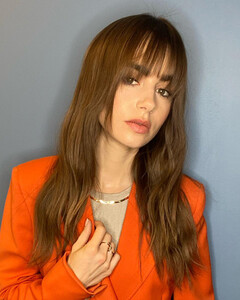 Оранжевый — цвет сезона: Лили Коллинз показывает, как носить яркий брючный костюм этой весной