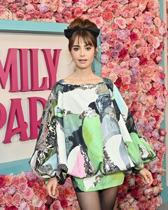 Как Лили Коллинз отреагировала на осквернённый рекламный щит «Эмили в Париже»?