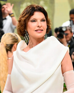 Снова сногсшибательна: Линда Евангелиста вернулась на Met Gala 2024