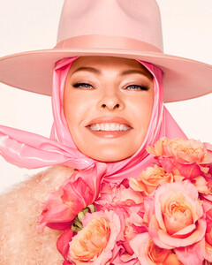 Линда Евангелиста триумфально вернулась на обложку британского Vogue после ужасных последствий криолиполиза