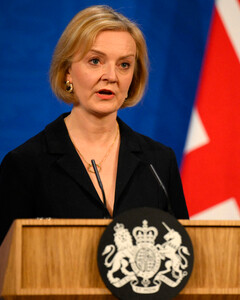 «Я предсказываю бунт»: ироничная песня во время прощальной речи Лиз Трасс удивила публику