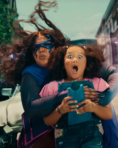 Лиззо перевоплотилась в супергероиню в своём новом клипе