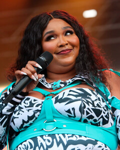 На Лиззо подали в суд танцовщицы и обвинили её в сексуальных издевательствах