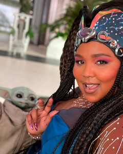 Лиззо шутит, что роль в сериале «Мандалорец» дала ей шанс стать принцессой Disney