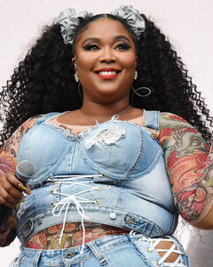 Певица Lizzo назвала себя и Ким Кардашьян «иконами тела»