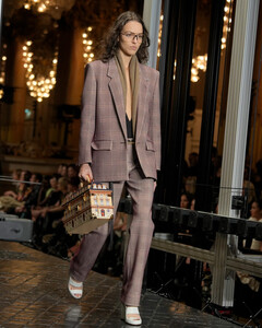 5 моментов, которые нужно знать о типичном французском показе Louis Vuitton сезона осень-зима 2023