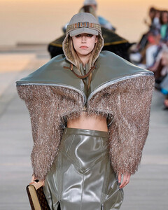 Амазонки на закате: Louis Vuitton представил новую коллекцию resort 2023