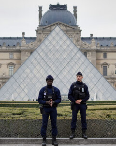 Появилось первое видео нашумевшего ограбления Лувра