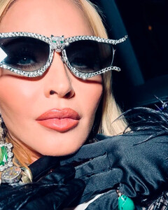 Мадонна отметила своё 65-летие «молодым» селфи