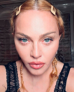 Мадонна очень больна и не может встать с постели