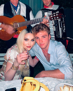 Мадонна поделилась кадрами с празднования 22-летия своего сына Рокко