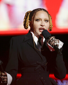 Мадонна ответила на негативную реакцию по поводу её «нового лица» на премии «Грэмми»