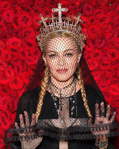 Мадонна попросила папу римского Франциска встретиться и обсудить её поведение