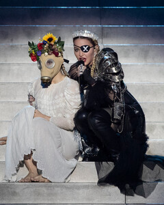 Мадонна считает, что власти скрывают вакцину от коронавируса