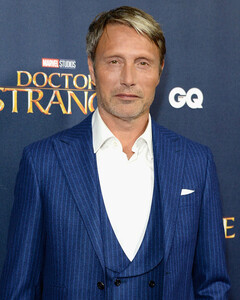 Мадс Миккельсен жалеет, что не поговорил с Джонни Деппом до начала съемок в «Фантастических тварях»