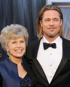 Мама Брэда Питта надеется на его воссоединение с Дженнифер Энистон