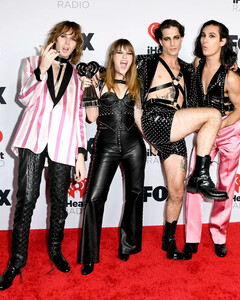 Что почитать: вышла первая биография группы Måneskin на русском языке