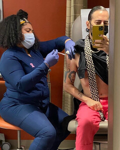 На прививку, как на праздник: Марк Джейкобс выбрал яркий образ для вакцинации