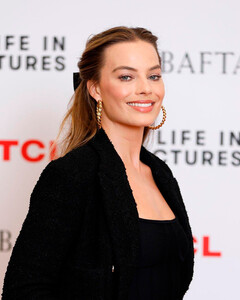 Марго Робби блистала в костюме Chanel на вечере BAFTA в честь самой себя